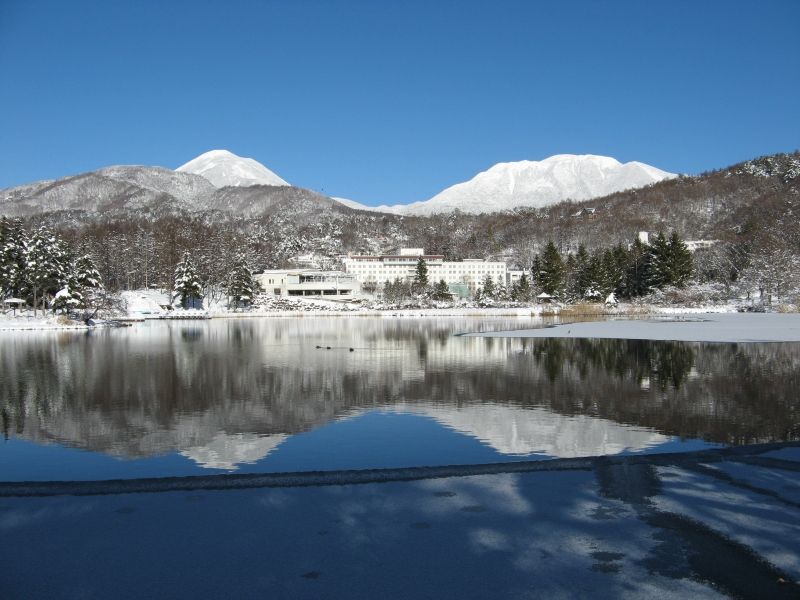 凍れる前の蓼科湖